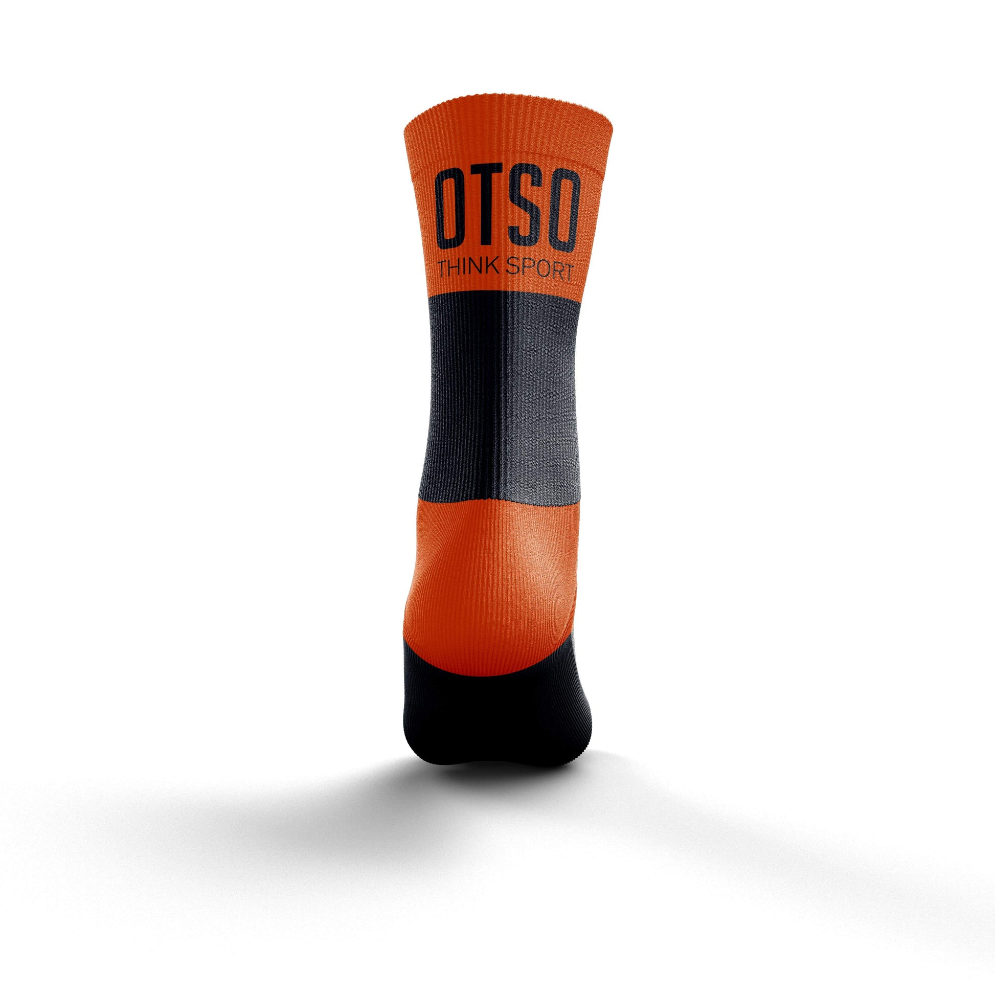Calcetines de media altura de la marca Otso de color naranja y negro. Foto trasera